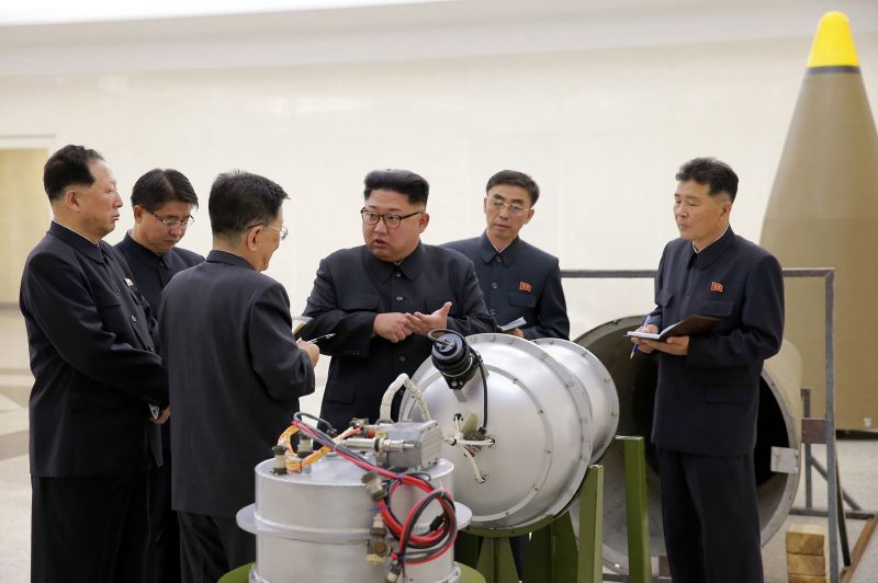 Severokorejský vůdce Kim Čong-un u termonukleární bojové hlavice.