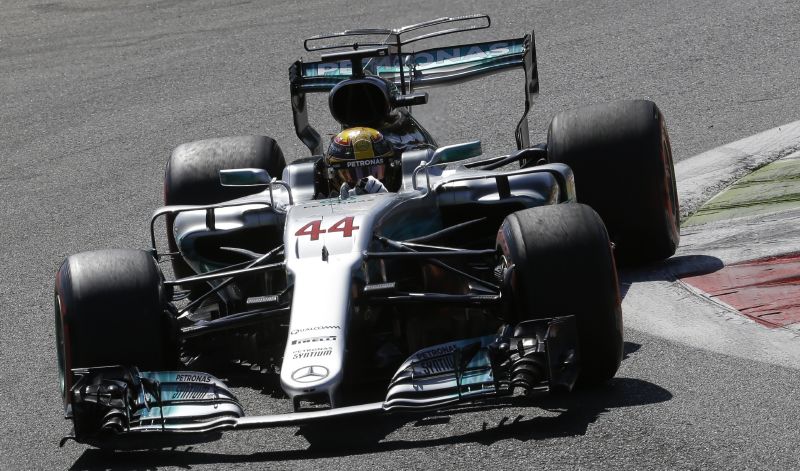 Lewis Hamilton na trati Velké ceny Itálie.