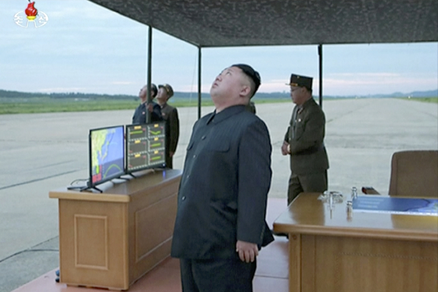 Foto z 29. srpna, vůdce Kim Čong-un sleduje let termonukleární hlavice.