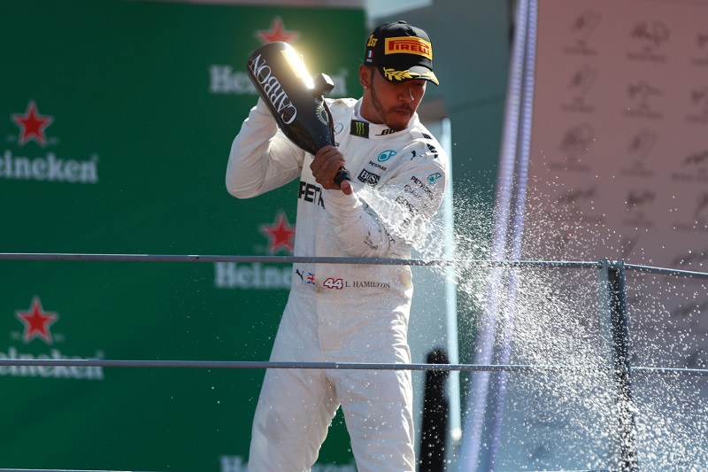 Lewis Hamilton slaví výhru ve Velké ceně Itálie.