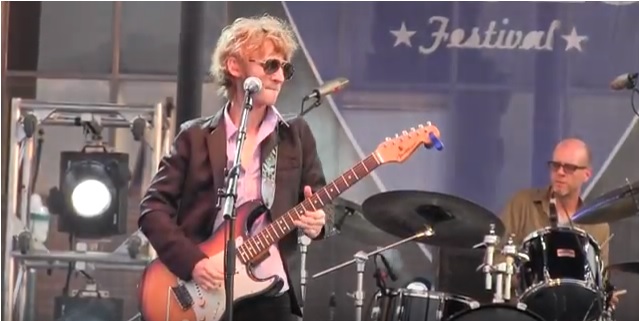 Blues-rockový kytarista Noah Wotherspoon.