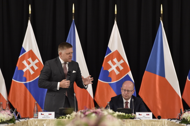 Společné zasedání české a slovenské vlády na zámku v Lednici: (Zleva) Robert Fico a Bohuslav Sobotka.