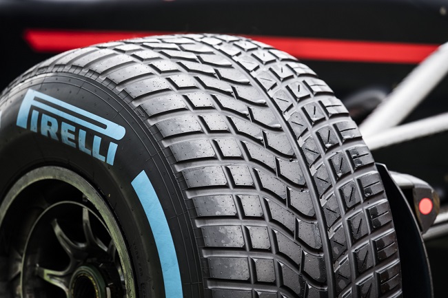 Pneumatiky od italského výrobce Pirelli. 