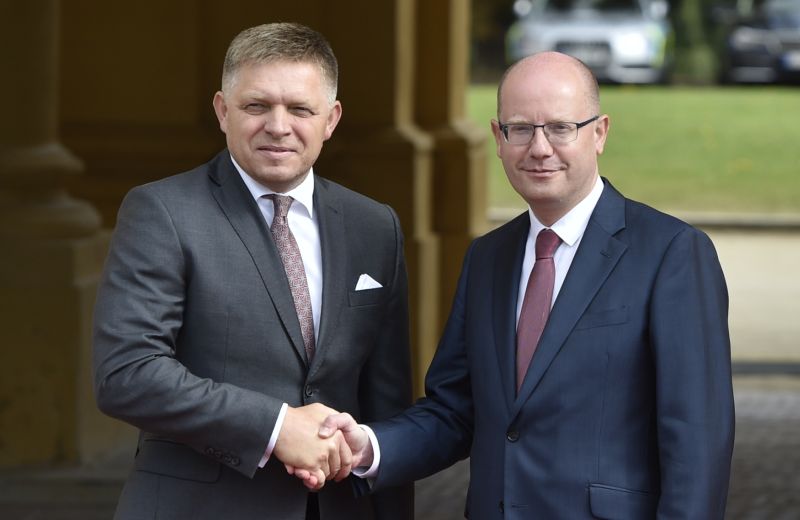 (zleva) Premiér Slovenska Robert Fico a český předseda vlády Bohuslav Sobotka. 