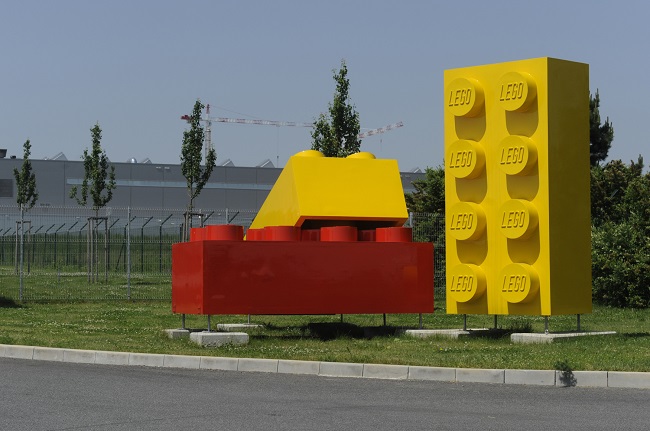 Jeden z výrobních závodů společnosti Lego je ve středočeském Kladně.
