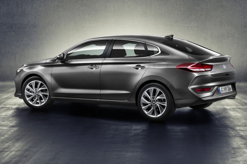 Hyundai i30 Fastback s typickými dynamickými proporcemi sportovního kupé. Hyundai i30 Fastback s typickými dynamickými proporcemi sportovního kupé.