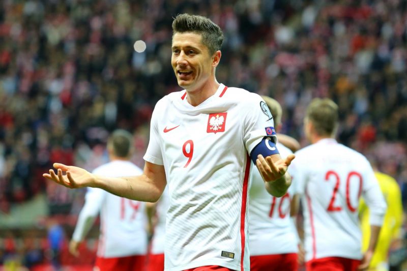 Robert Lewandowski se nestačil divit, rozhodčí mu jasný gól z přímého kopu neuznali.