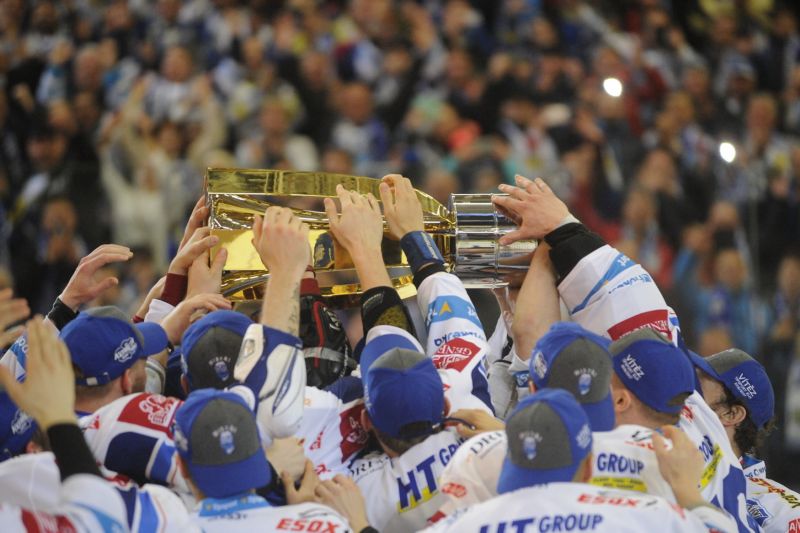 Poslední mistři hokejové extraligy slaví titul.