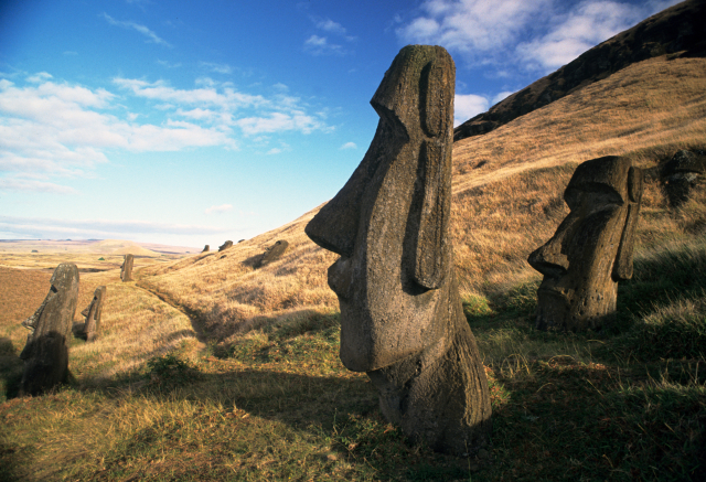Obří sochy zvané moai. Obří sochy zvané moai.
