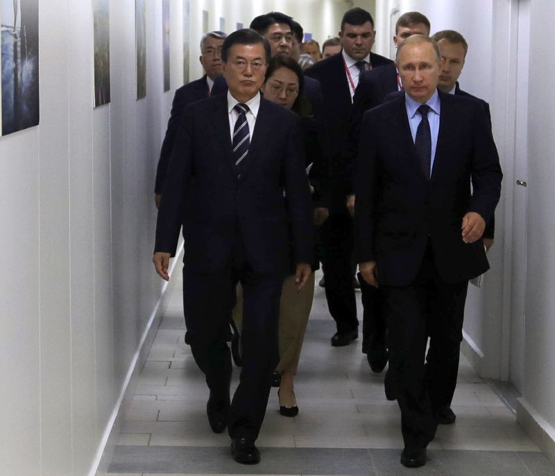 Jihokorejský prezident Mu Če-in a ruský prezident Vladimír Putin.
