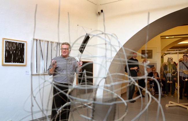 Galerista Miroslav Schubert při zahájení výstavy. 