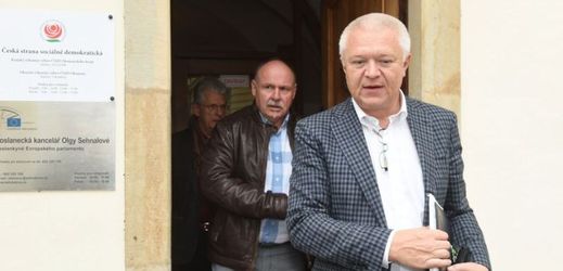 Ladislav Okleštěk (uprostřed).