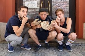 Mezi novinky patří i drama Lámání chleba. Na snímku Tomáš Červinek, Jacob Erftemeijer a Petr Buchta.