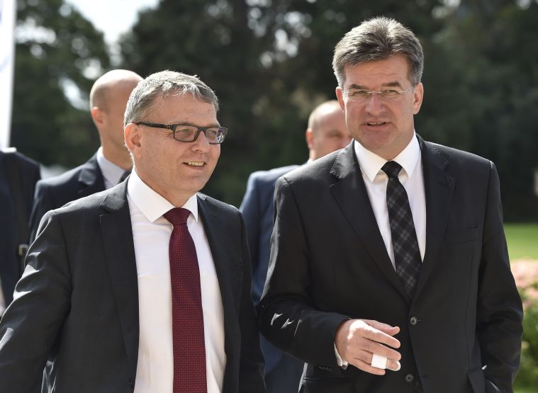 Slovenský ministr zahraničí Miroslav Lajčák (vpravo) a český ministr zahraničí Lubomír Zaorálek.