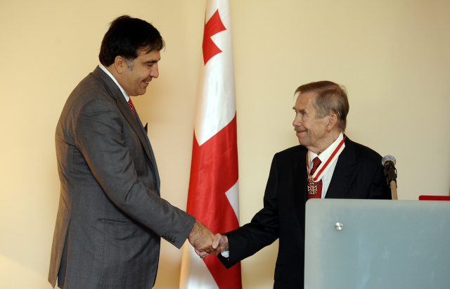 Michail Saakašvili (vlevo) a Václav Havel. Rok 2011.