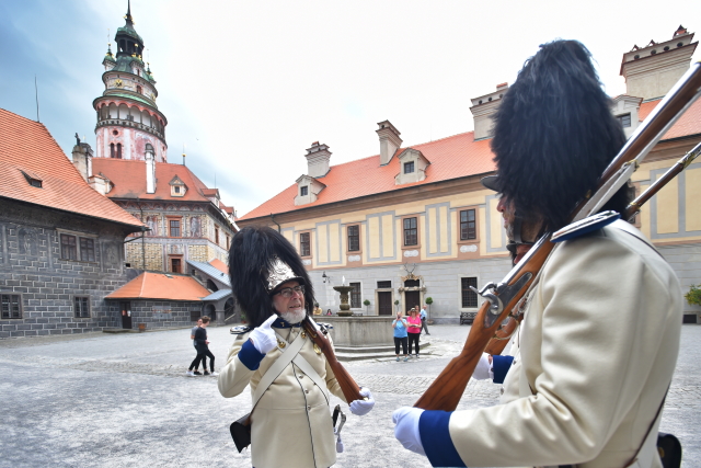 Českokrumlovský zámek by od příštího roku měla plnohodnotně střežit Schwarzenberská granátnická garda. Českokrumlovský zámek by od příštího roku měla plnohodnotně střežit Schwarzenberská granátnická garda.