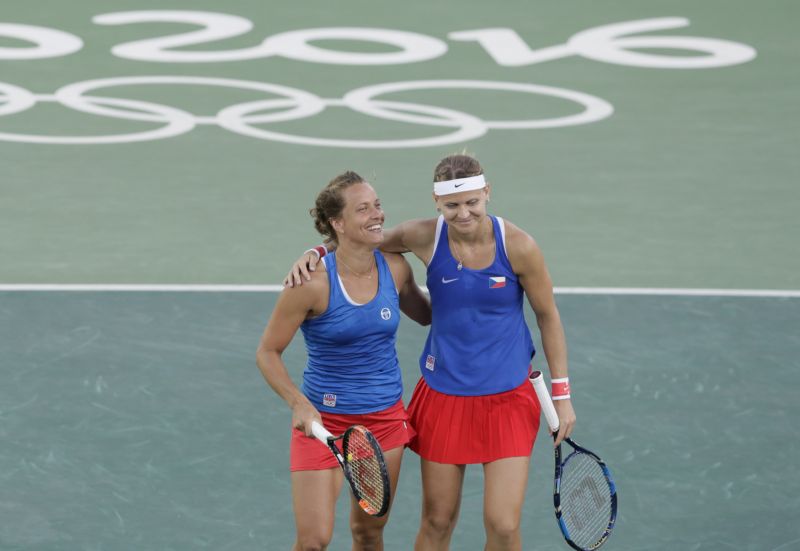 Lucie Šafářová s Barborou Strýcovou mají i olympijský bronz. Lucie Šafářová s Barborou Strýcovou mají i olympijský bronz.