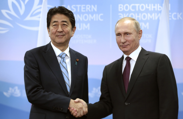 Japonský premiér Šinzó Abe a ruský prezident Vladimir Putin. Japonský premiér Šinzó Abe a ruský prezident Vladimir Putin.