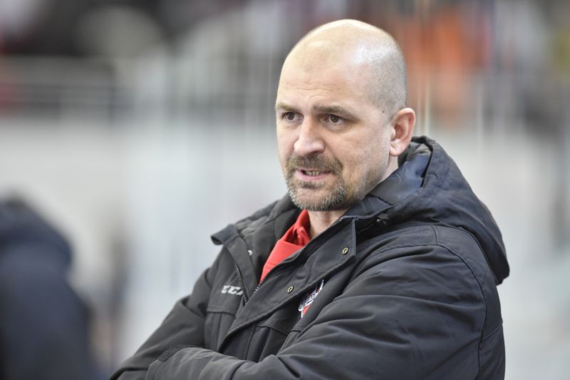 Pardubický trenér Miloš Holaň věří, že po letech strádání pardubický hokej zamíří vzhůru.