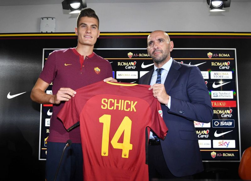Patrik Schick pózuje s dresem římského velkoklubu. Patrik Schick pózuje s dresem římského velkoklubu.