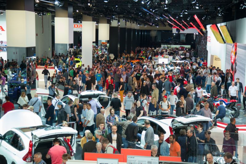 Zájem veřejnosti o automobilové novinky je velký, snímek je z roku 2015.