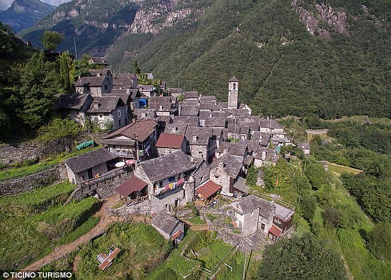 Švýcarská horská vesnička Corippo má šestnáct obyvatel, z toho je patnáct v důchodu. Švýcarská horská vesnička Corippo má šestnáct obyvatel, z toho je patnáct v důchodu.