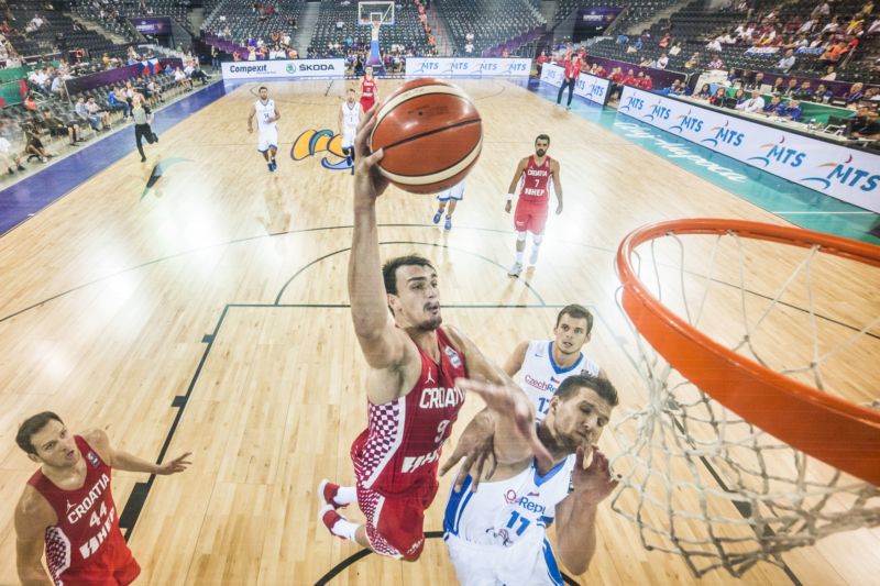 Český basketbalista Lukáš Palyza v souboji s Chorvatem Dario Šaričem.