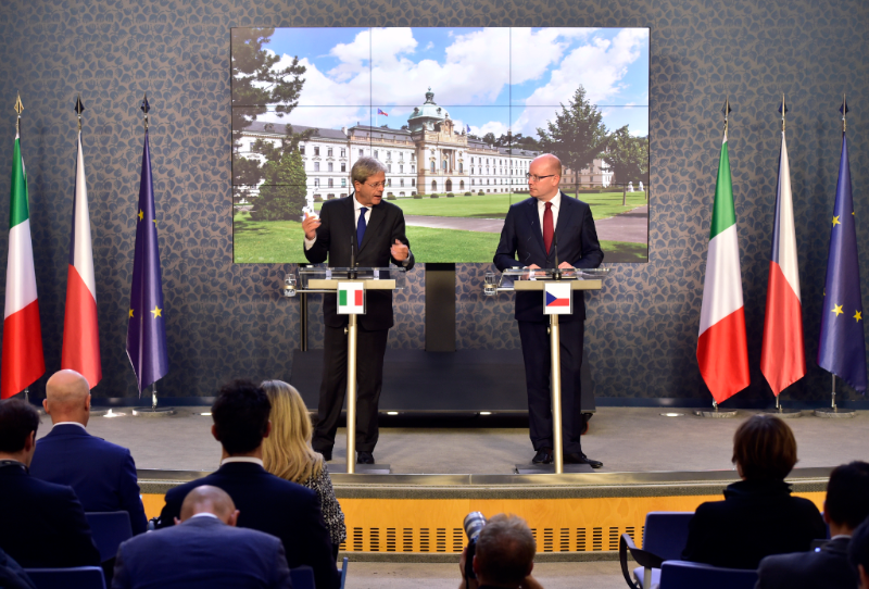 Zleva: Paolo Gentiloni a Bohuslav Sobotka. 