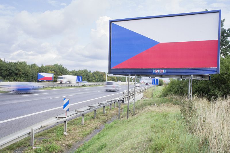 Zatímco někteří provozovatelé billboardy začali odstraňovat, jiní jen reklamní sdělení nahradili státní vlajkou.