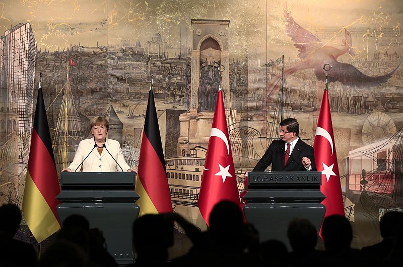 Německá kancléřka Angela Merkelová a bývalý turecký ministr zahraničí Ahmet Davutoğlu na snímku z roku 2015. Německá kancléřka Angela Merkelová a bývalý turecký ministr zahraničí Ahmet Davutoğlu na snímku z roku 2015.