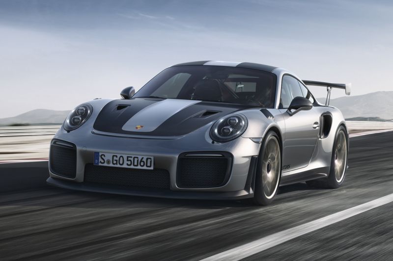 Agresivní vzhled a agresivní výkony, takové je Porsche 911 GT2 RS. Agresivní vzhled a agresivní výkony, takové je Porsche 911 GT2 RS.