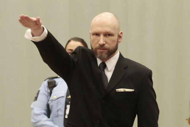 Extremista Anders Breivik u soudu hajloval.