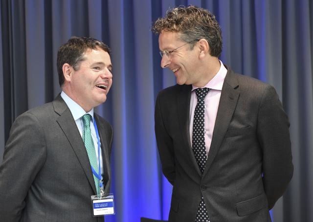 Irský ministr financí Paschal Donohoe (vlevo) a předseda euroskupiny Jeroen Dijsselbloem.