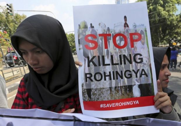 Muslimská žena protestuje proti pronásledování Rohingů.