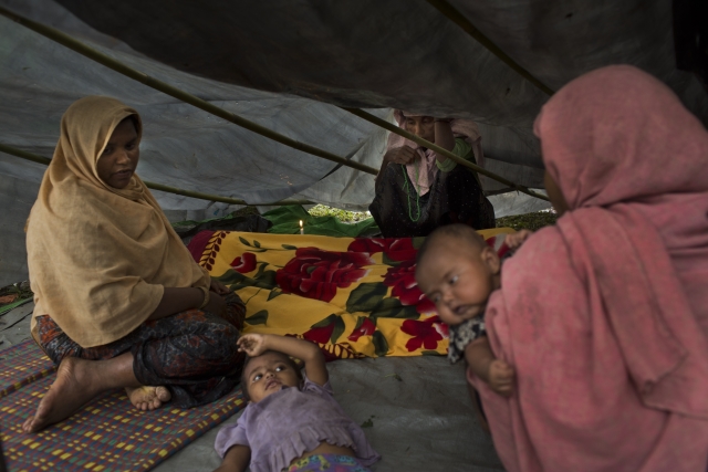 Počet rohingských uprchlíků v Bangladéši dosáhl 290 tisíc. Počet rohingských uprchlíků v Bangladéši dosáhl 290 tisíc.