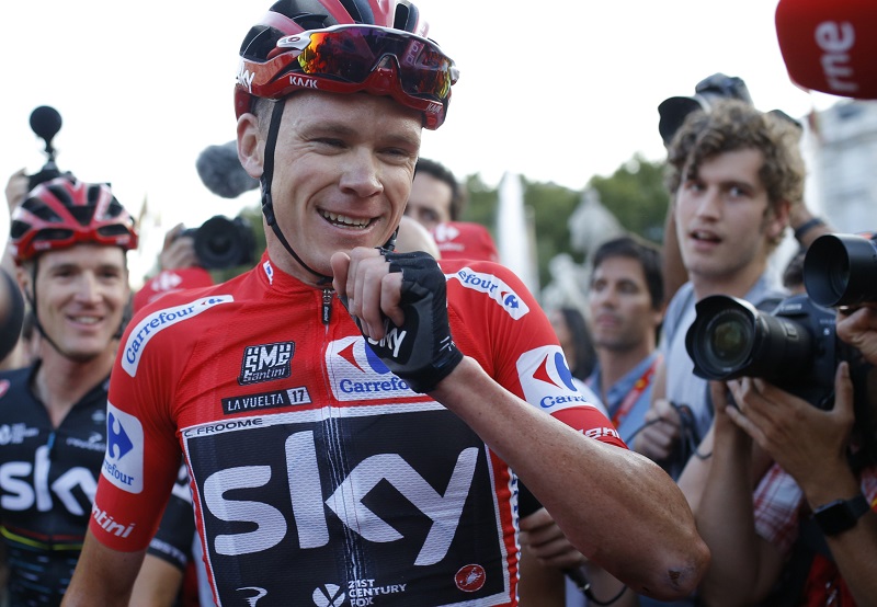 Cyklista Chris Froome se raduje z dalšího vítězství.