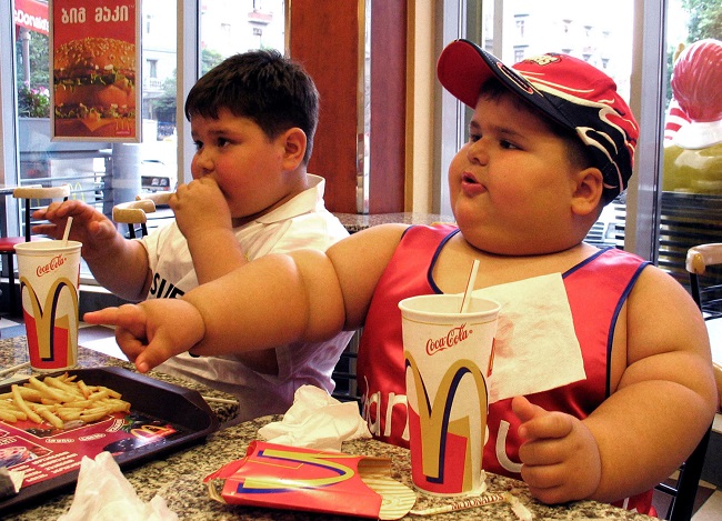 Kvůli oblibě fast foodů hrozí dětem obezita (ilustrační foto).