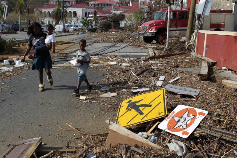 Hurikán Irma po sobě zanechal spoušť. Poničené město na ostrově Antigua.