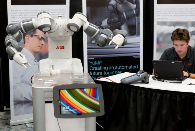 Švýcarský humanoidní robot YuMi.