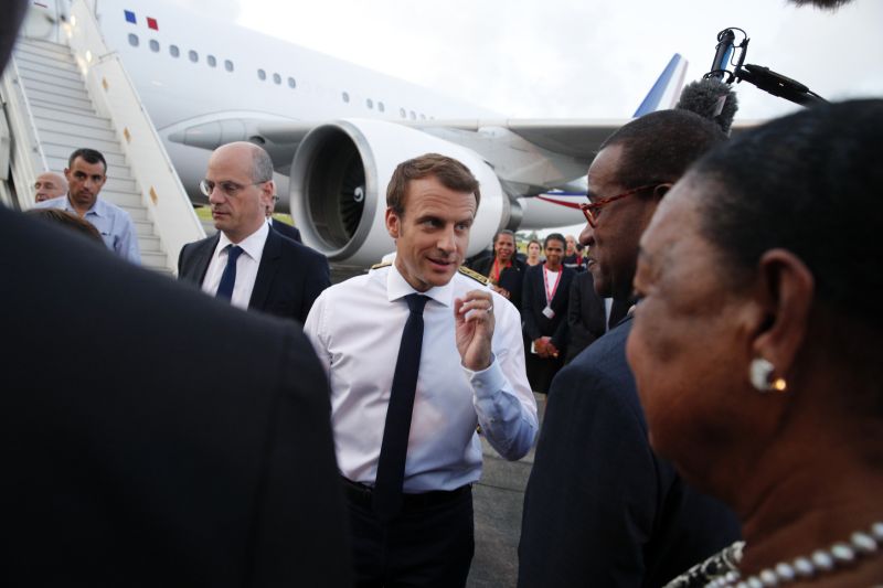 Francouzský prezident Emmanuel Macron na letišti v Pointe-à-Pitre.
