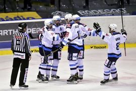 Hokejisté Chomutova se radují ze vstřelené branky.