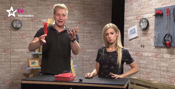 Adam a Lucie z pořadu Kutil Adam poradí, jak elegantně zabalit příbor do ubrousku. Adam a Lucie z pořadu Kutil Adam poradí, jak elegantně zabalit příbor do ubrousku.