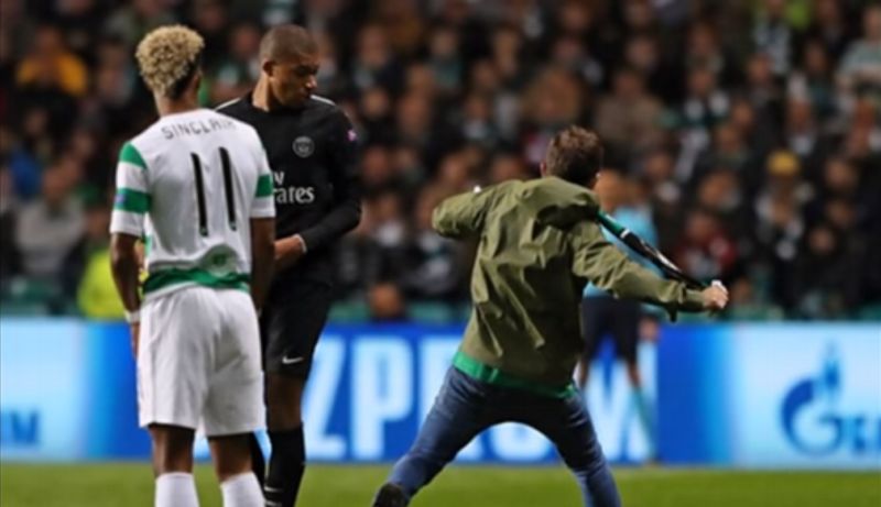 Hvězdu PSG Kyliana Mbappého chtěl napadnout fanoušek Glasgowa.