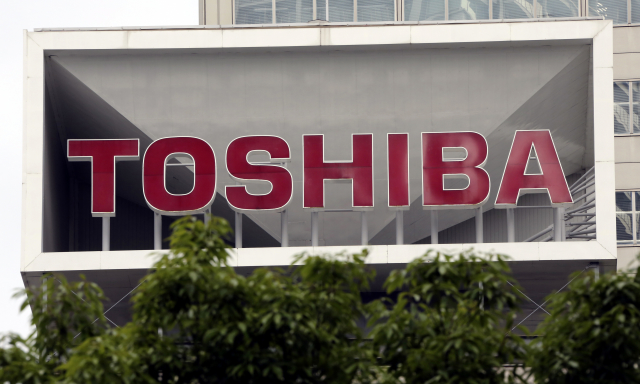 Toshiba chce o čipové divizi jednat hlavně se skupinou fondu Bain.