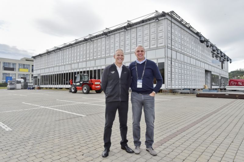 Výkonný ředitel Laver Cupu Steve Zacks (vlevo) a ředitel společnosti Česká sportovní Vladimír Šafařík.