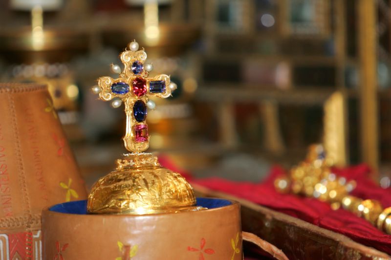 Originály korunovačních klenotů lze spatřit pouze jednou za pět let. Originály korunovačních klenotů lze spatřit pouze jednou za pět let.