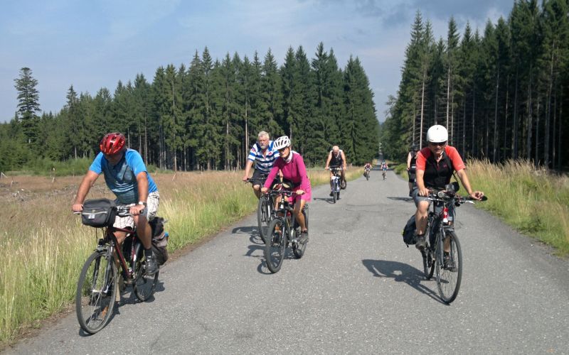 Cyklisté ve vojenském újezdu Brdy.