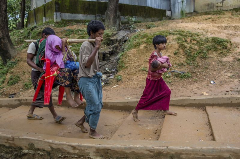 Rohingové prchající do Bangladéše.