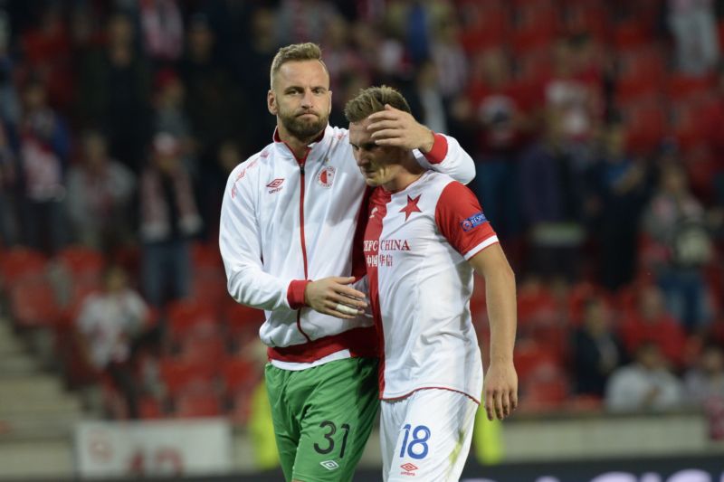 Přemysl Kovář utěšuje Jana Bořila po vypadnutí z Ligy mistrů.