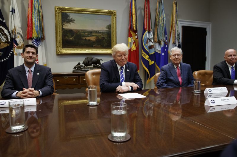 Paul Ryan (vlevo) a Donald Trump.